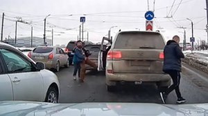 В Омске водятил устроил перестрелку в пробке — мужчину ранили в лицо из-за очередности на мосту.