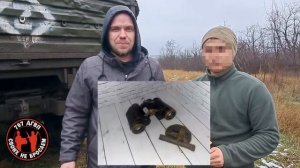 Боец передает экспонат в волонтерский музей СВО 797 ДГВП