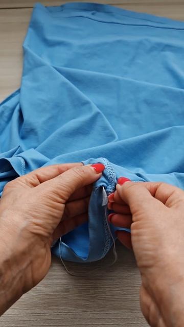 Как спасти футболку, если растянулась горловина