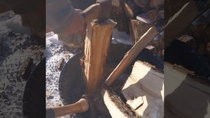 Так колят дрова на Аляске.