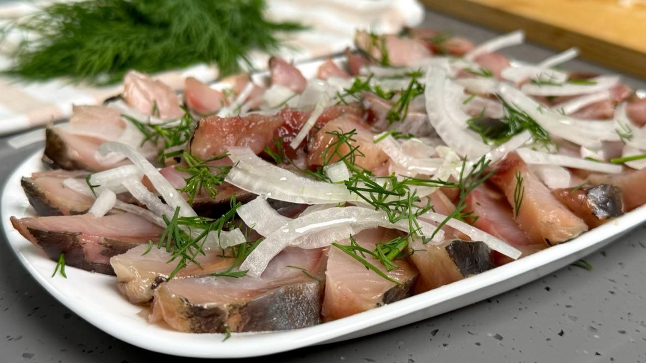 Мама научила солить СЕЛЕДКУ так ВКУСНО, что другие рецепты не нужны! Обалденная малосольная селедка! смотреть онлайн