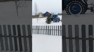 У нас много снега муж чистит тракторами
