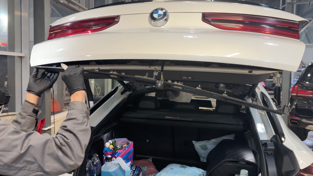 Замена лампочки подсветки номера на BMW X6 G06