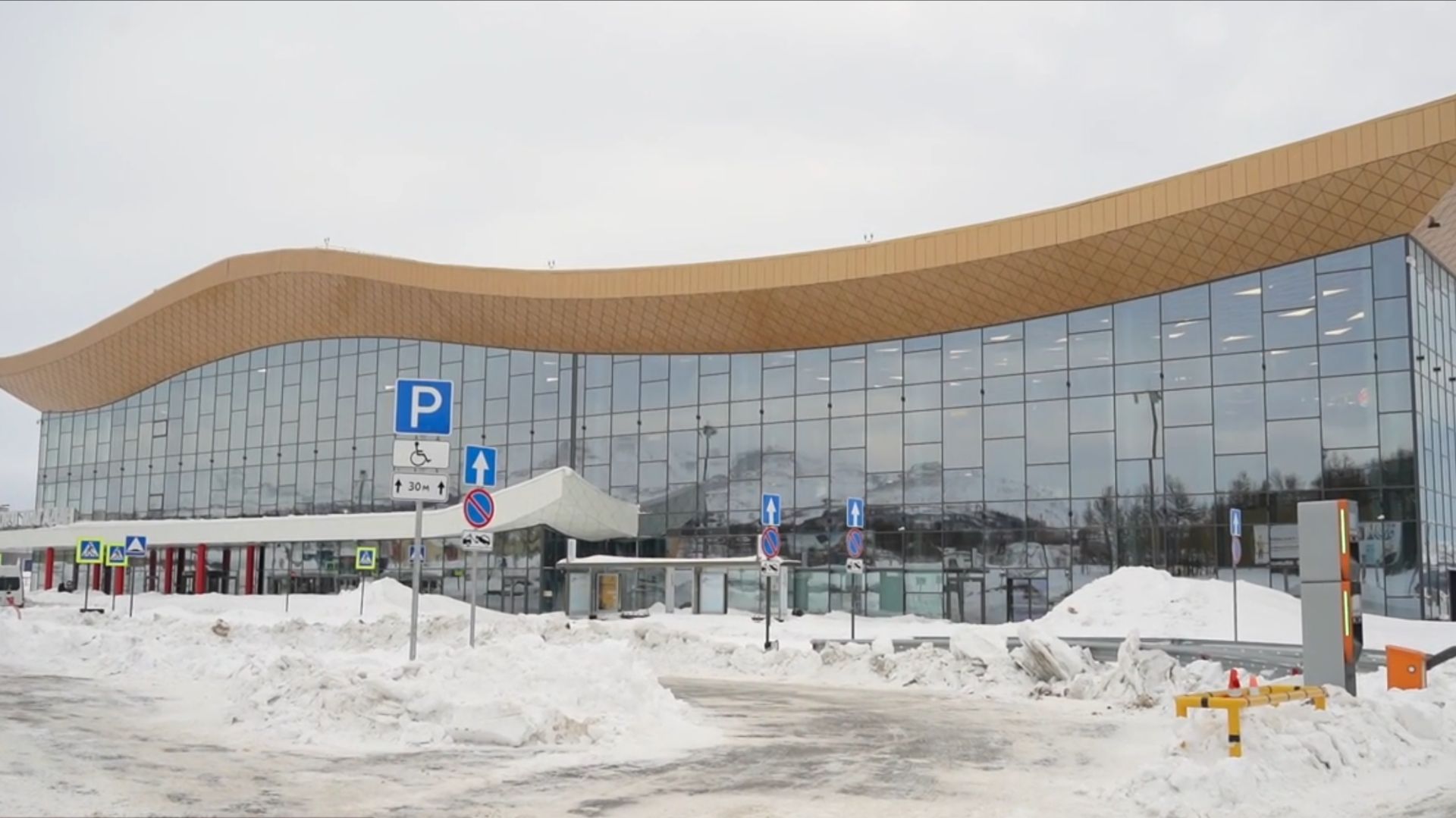 Аэропорт имени Высоцкого борется с очередным циклоном смотреть онлайн