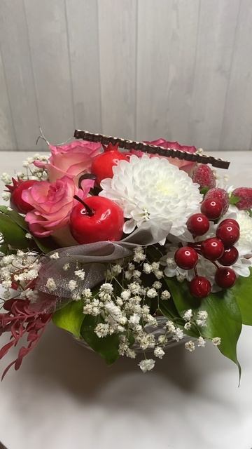 Композиция из розовых роз и белых хризантем смотреть онлайн