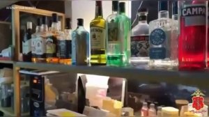 Петербургские полицейские нашли в кальянной более сотни бутылок незаконного алкоголя