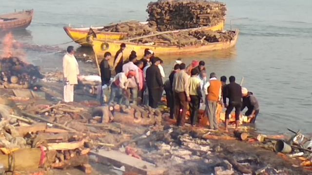 Обычный процесс в Варанаси!Кремация. смотреть онлайн