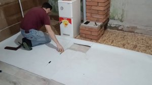 Ремонт кухни в нашем деревенском доме. Стелим линолеум. Клеим обои. Вешаем кухонный гарнитур.