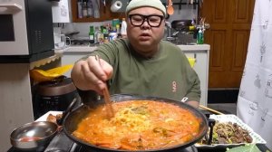 Обжорство большим количеством разной вкусной еды Mukbang