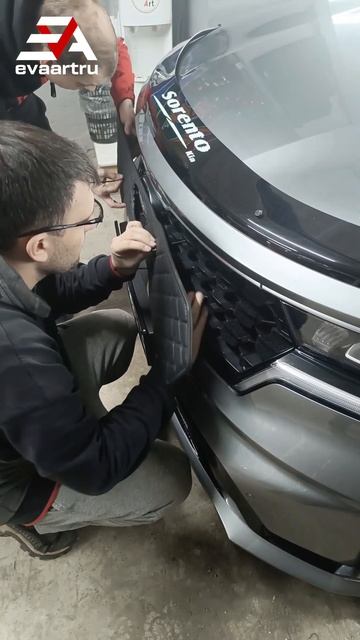 Установка утеплителя для решётки радиатора из 3-слойной экокожи на Kia Sorento. смотреть онлайн