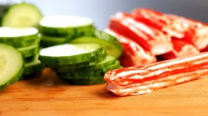 Готовлю Крабовый Салат Как Никто из Знакомых! Разбираю Крабовые Палочки руками и добавляю огурец!