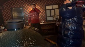 Андрей Гайдулян смотрит в телефон смеется