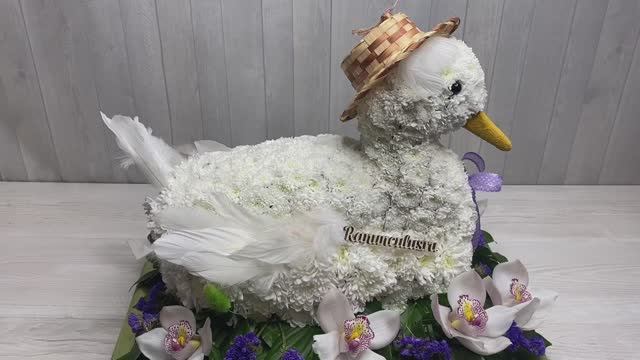 Большая утка из живых цветов смотреть онлайн