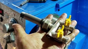 Интересный присоединительный штуцер, под спаренный газовый коллектор.