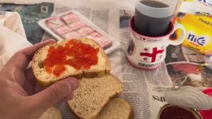 Беженец🇮🇩Бали. БОДРАЯ СИНДИ НА МОПЕДЕ. ТАНЦЫ-ОБНИМАН