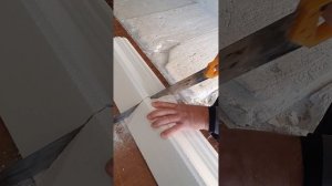 Как подрезать молдинг с откосом