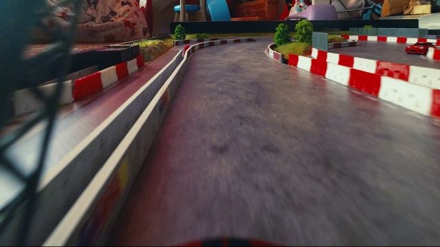 Маленькие машинки на пулте управления Turbo Racing 1:76 на трассе ручной работы Raceway смотреть онлайн