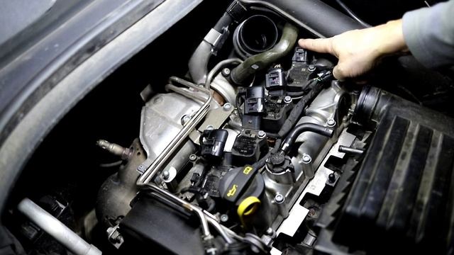 Как легко отсоединить разъём от катушки зажигания на примере двигателя VAG 1.4 TSI смотреть онлайн