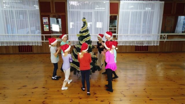 Танец у ёлочки Новогодняя смотреть онлайн