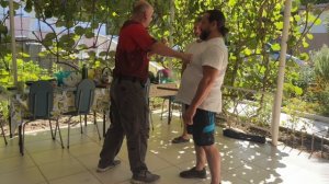 Показываю с помощью предметов