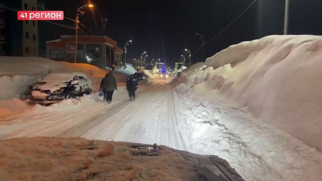 КУЧА-МАЛА НА ПРОЕЗЖЕЙ ЧАСТИ: УТРО ПОСЛЕ ПУРГИ НА ПРОСПЕКТЕ РЫБАКОВ • БЕЗ КОММЕНТАРИЕВ смотреть онлайн