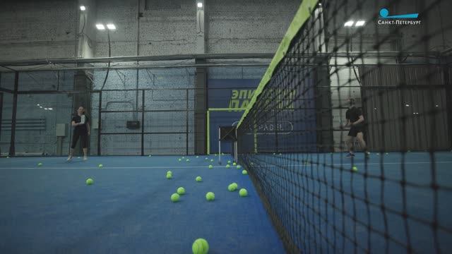 Один на один в квадрате. Падел-теннис набирает всё большую популярность смотреть онлайн