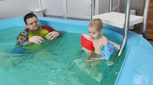 Плаваю в бассейне