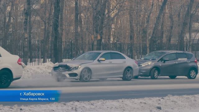 Мерседес столкнулся с иномаркой и автобусом на Памятнике Партизанам в Хабаровске | 14.01.26
