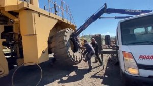 Замена шин на колесном погрузчике Caterpillar 990