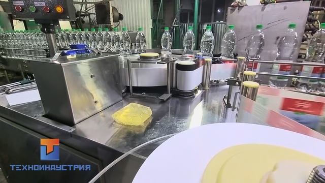 Этикетировщик для ПЭТ бутылок 1,5 л смотреть онлайн