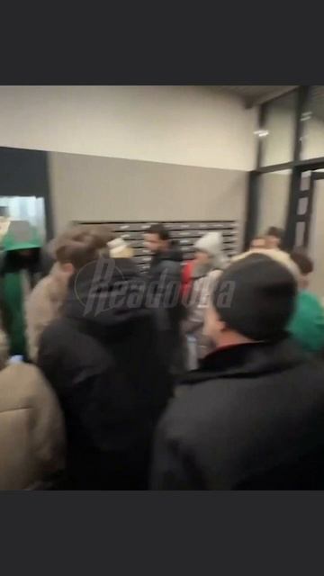 Очередь в лифт в новостройке в Москве.