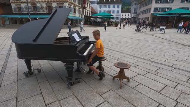 «Astronomia» — трек российского музыканта Антона Александрова - Street Piano Performance смотреть онлайн