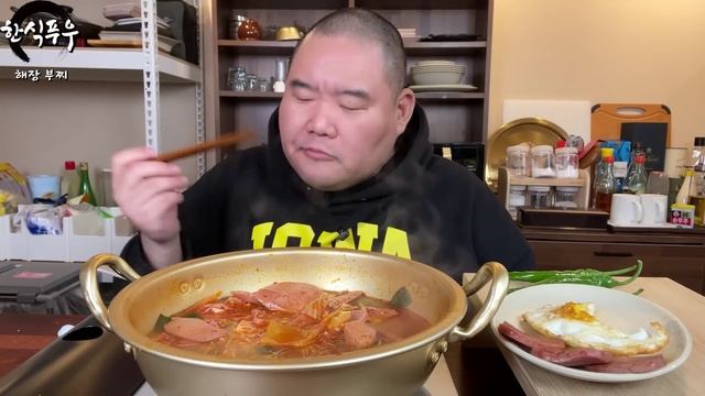 Лапша яичница жаренная колбаса рис плюс острый перец Мукбанг Mukbang смотреть онлайн