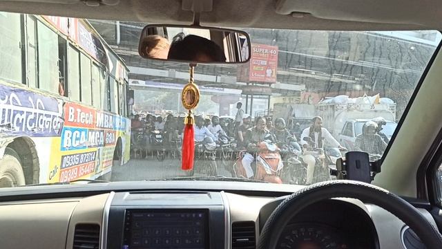 Жёсткий траффик в Варанаси и все сигналят! смотреть онлайн