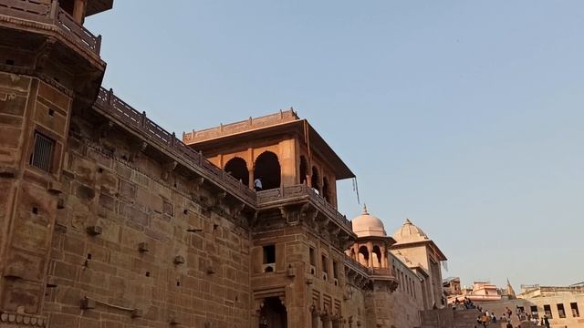 Очень красивые дворцы на набережной Ганги и везде чистота! смотреть онлайн