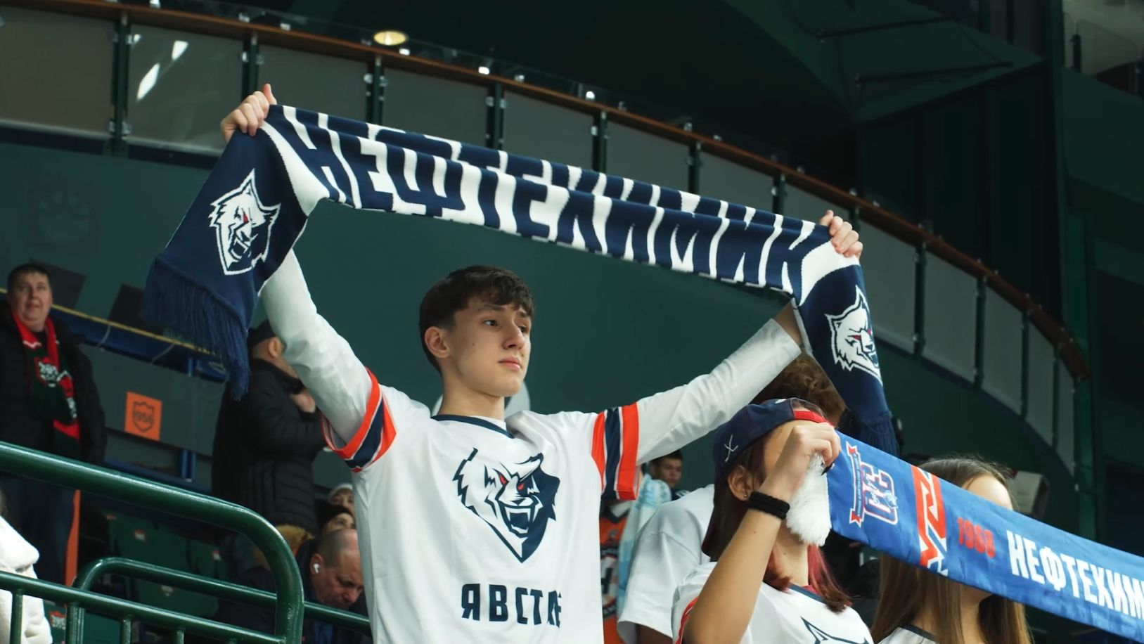 Атмосферное видео матча "Ак Барс" - "Нефтехимик" смотреть онлайн