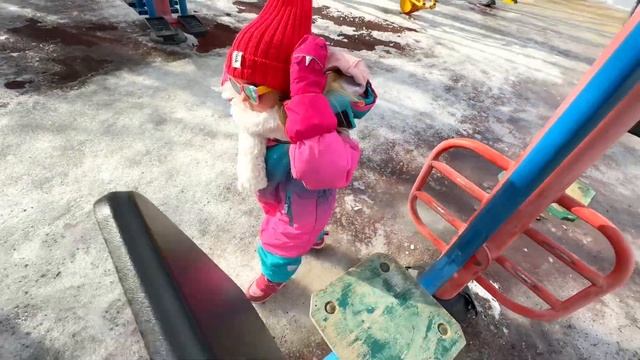 Амелия занимается спортом / Amelia plays sports on the playground смотреть онлайн