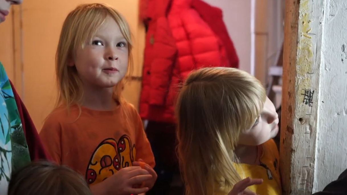 ПРОТЯНИТЕ РУКУ ПОМОЩИ . ВЫЖИВАНИЕ А НЕ ЖИЗНЬ смотреть онлайн