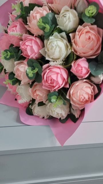 Букет, который никогда не завянет 💐

Букет из гофрированной бумаги и конфетками внутри цветов.