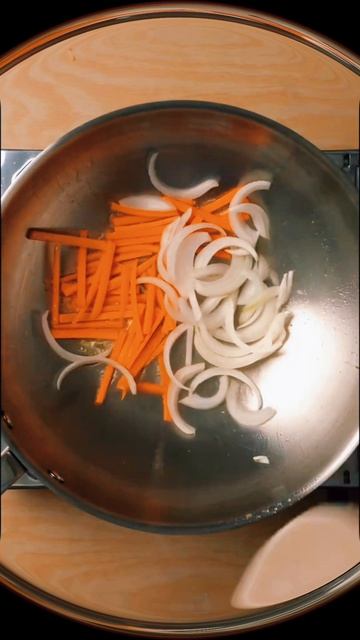 Яичная лапша с овощами и соевым соусом🍳🥬🔥
#советшефа #лайфхак #заготовки #кулинария #чтоприготови смотреть онлайн