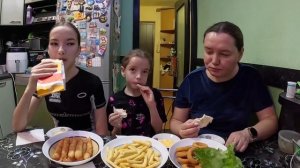 Шаурма/картошка фри/луковые кольца/креветки в панировке/еда/вкусная еда