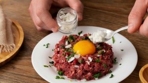 Тартар из говядины с желтком и каперсами