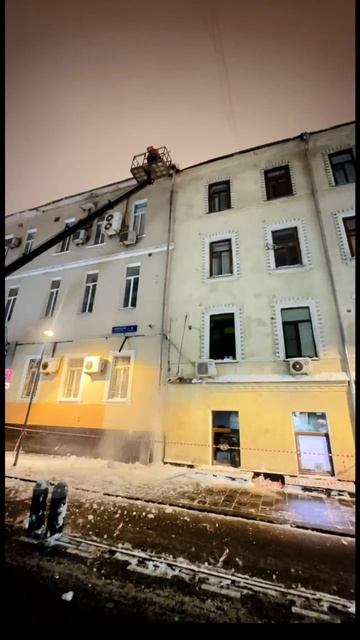 Эпизоды тайной ночной войны столичного ЖКХ с кондиционерами на фасадах исторических зданий