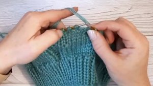 женская шапка спицами.