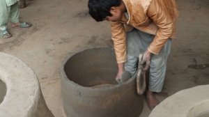 Изготовление традиционной глиняной печи тандыр.