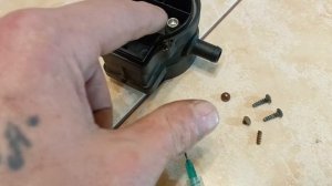 Как выкрутить обломанный винт из пластика.