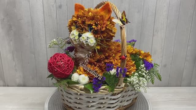 Рыжий кот из живых цветов в корзине смотреть онлайн
