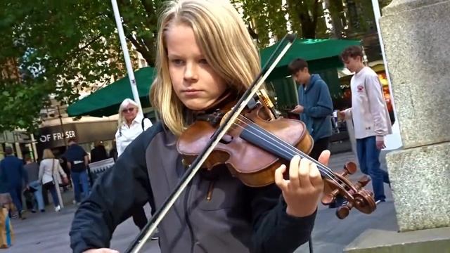 Мальчик на скрипке, играет «Сеньориту» вживую в Кардиффе. # дети # скрипка # игра # улица смотреть онлайн