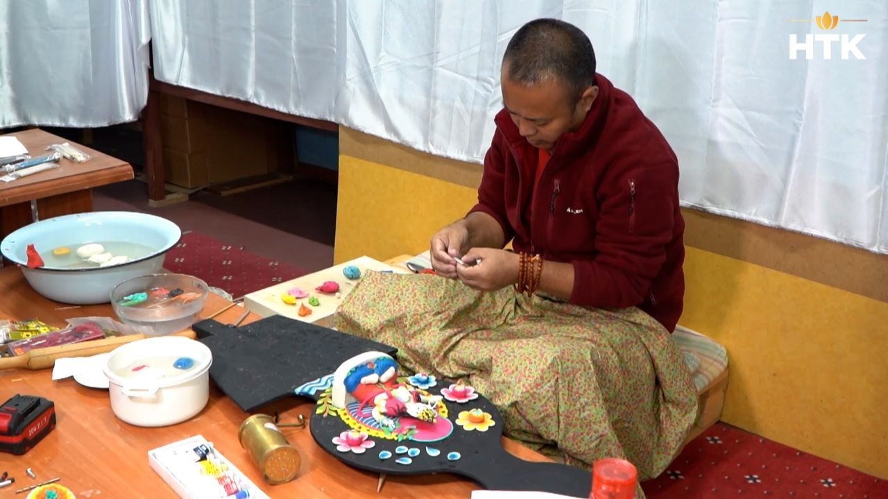 Монах из Индии изготавливает торма к Цаган Сару смотреть онлайн