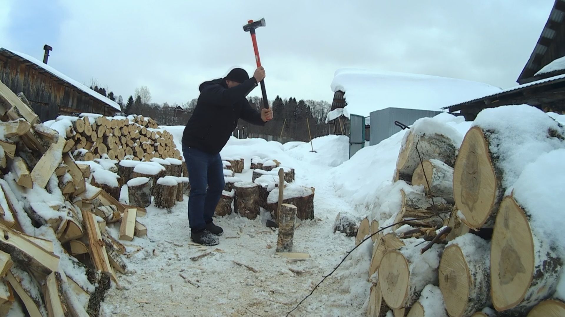 ВЗЯЛ КОЛУН И ПОШЕЛ МАХАТЬ.КОЛЮ ДРОВА В ДЕРЕВНЕ, смотреть онлайн